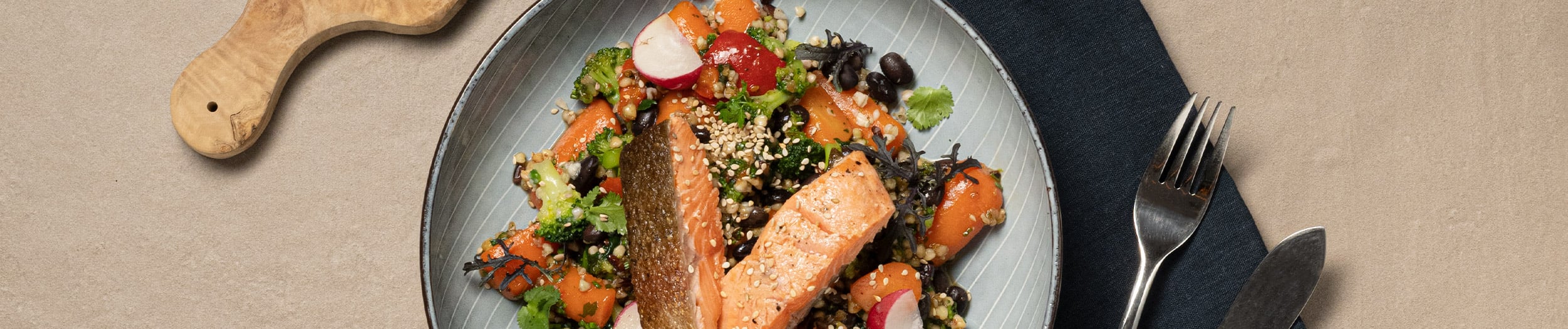 Lauwarmer Broccoli-Buchweizen-Salat mit Lachsforelle