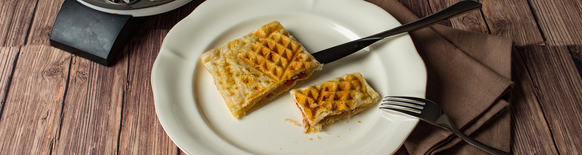 Herzhafte Waffel mit Käse und Speck