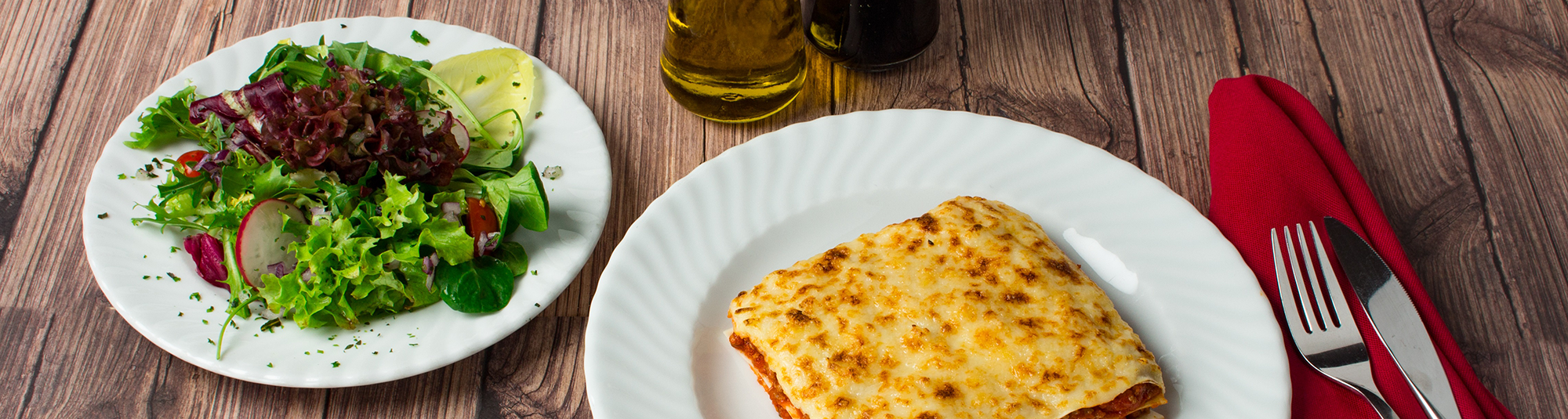 Salat und Lasagne – eine ideale Kombination