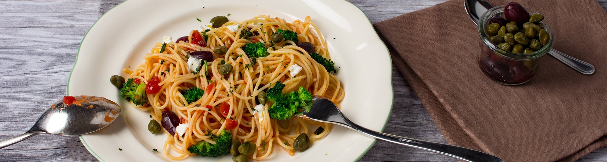 Spaghetti mit Broccoli, Schafkäse & Paradeisern