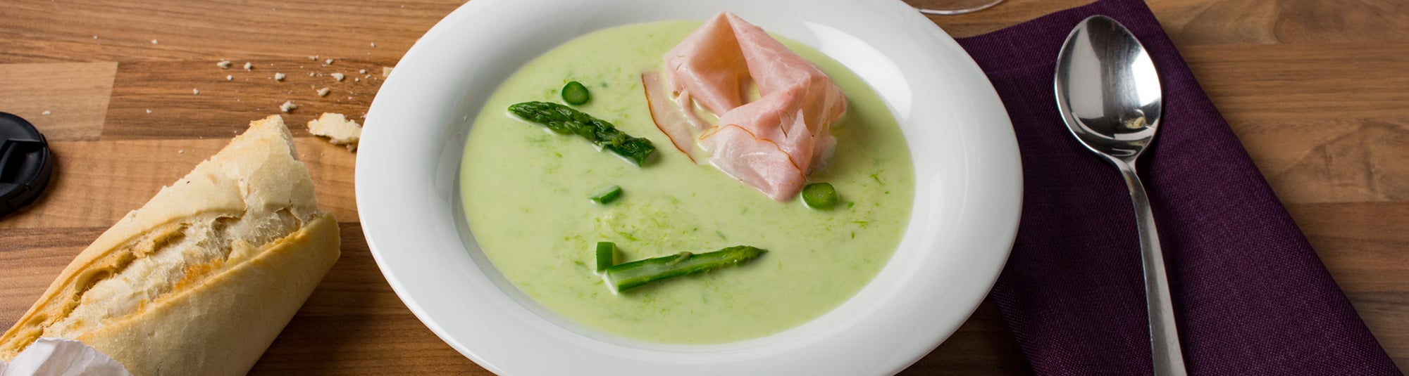 Spargelcremesuppe mit Schinken