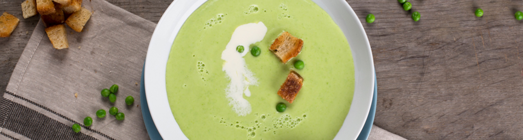 Erbsensuppe auf Teller