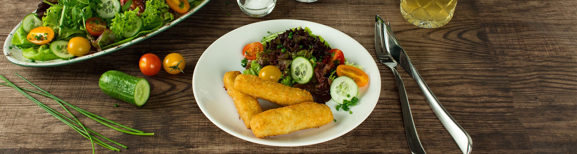 Backfischstäbchen mit buntem Salat