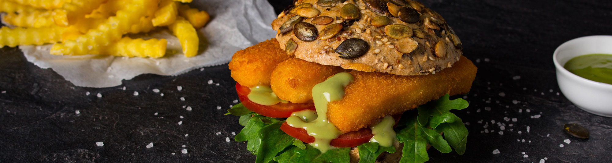 Steirischer Fischstäbchen Burger mit Kräuter Knoblauch Sauce
