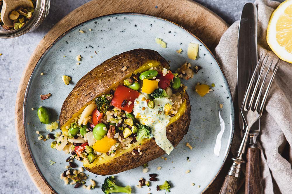 Kumpir mit Paprika-Couscous, Zitronen-Curry-Dip und Pistaziencrunch