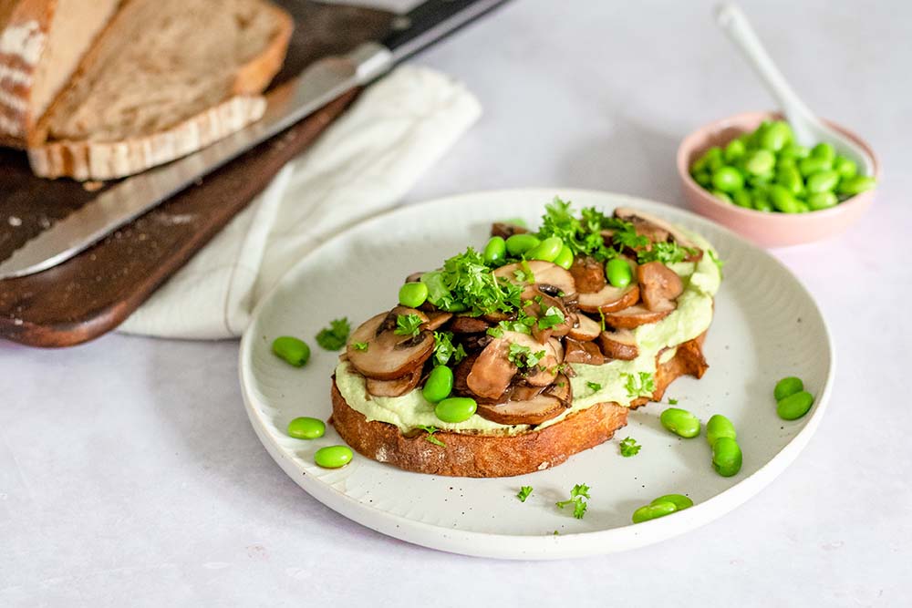 Sauerteigbrot mit Sojabohnenhummus und Champignons