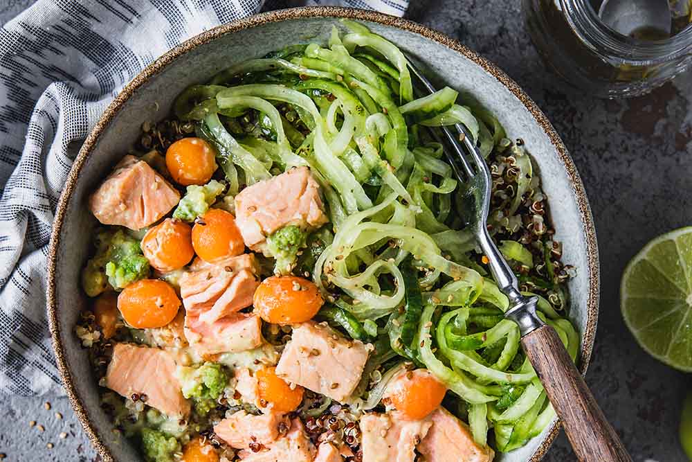 Buddha Bowl mit Quinoa, Gurkennudeln und Lachs mit Sauce Dill-Senf