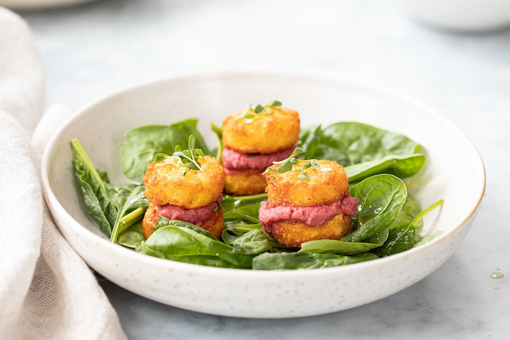 Mini Rösti-Türmchen mit Rote-Rüben-Hummus