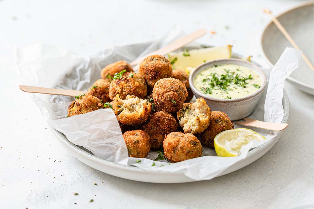 Polar-Dorsch-Bällchen mit Limetten-Kräuter-Aioli