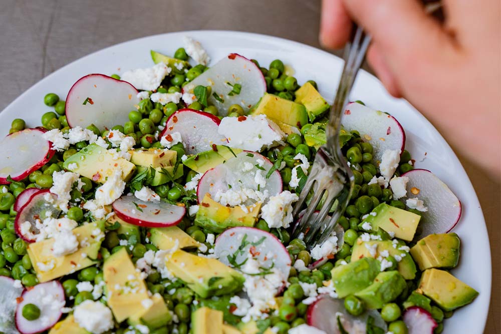 Erbsensalat mit Avocado, Radieschen und Feta&nbsp;