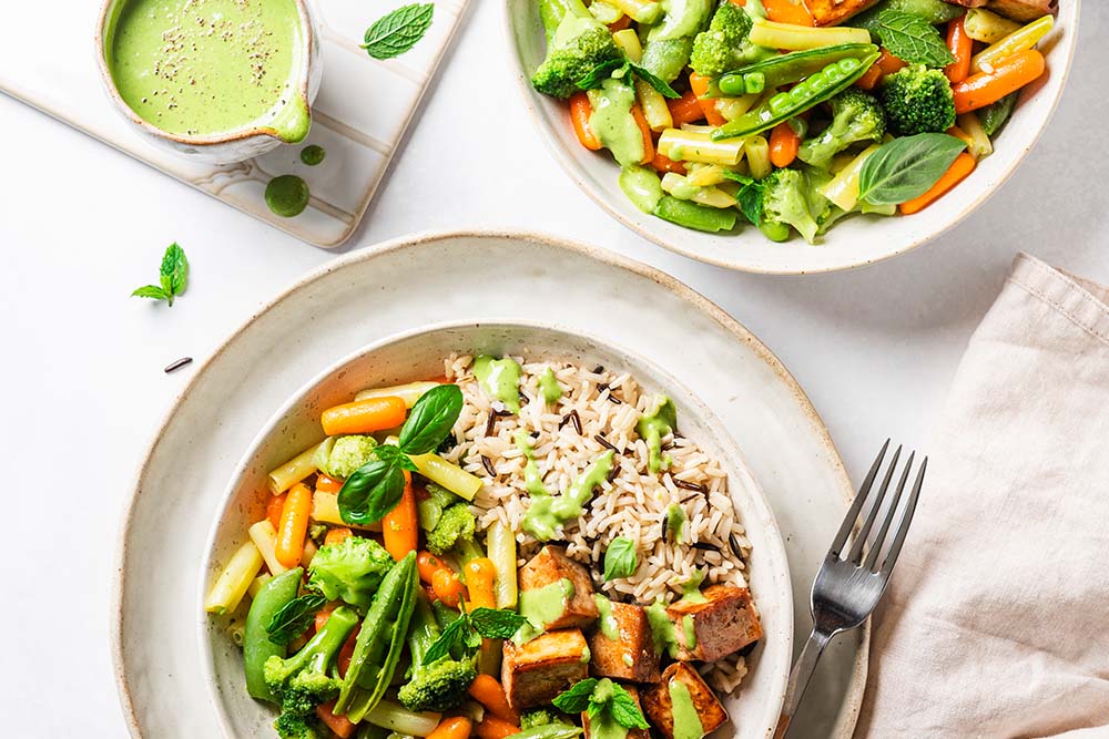 Bowl mit Röstgemüse und Tahini-Kräuter-Sauce