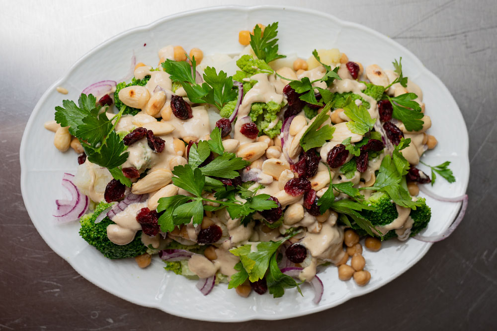 Salat mit 3-Rosen-Mischung und Tahini-Dressing