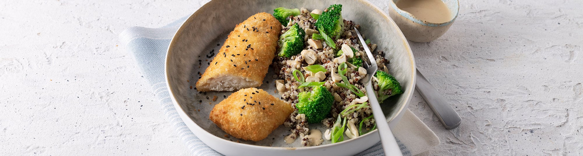 Knuspriger Dorsch auf Quinoa-Broccoli-Salat mit Cashew-Miso-Dressing