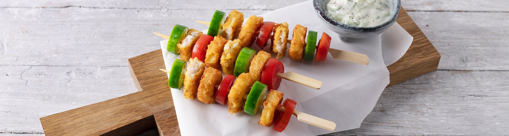 Fischstäbchen-Spieße mit Cocktailtomaten, Mini-Rösti und Gurken-Joghurt Dip