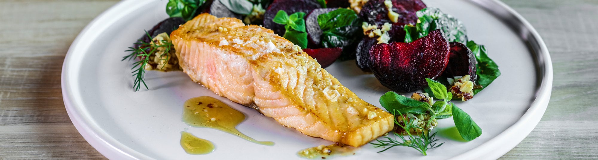 Lachsfilet mit roten Rüben auf Teller