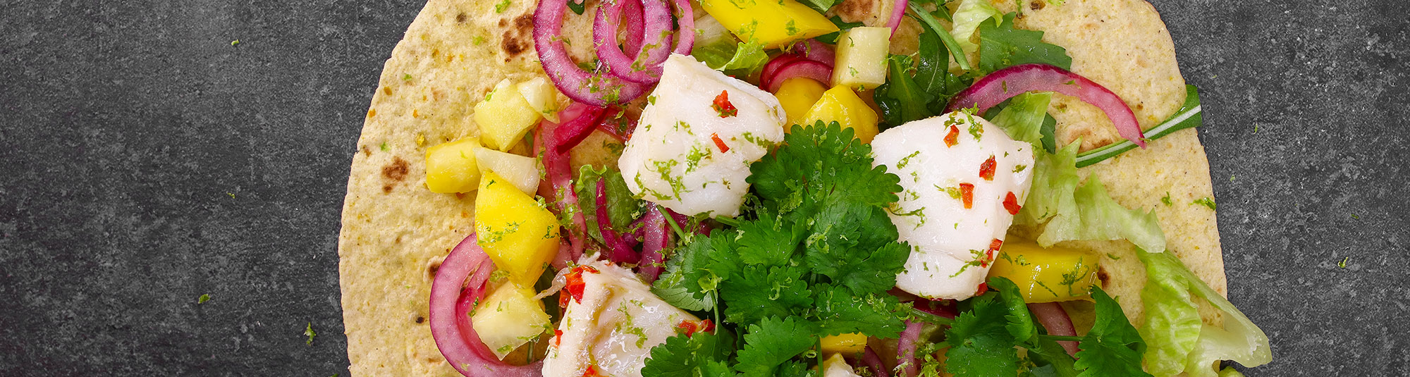 Tortilla mit Fisch, Mango und Gemüse