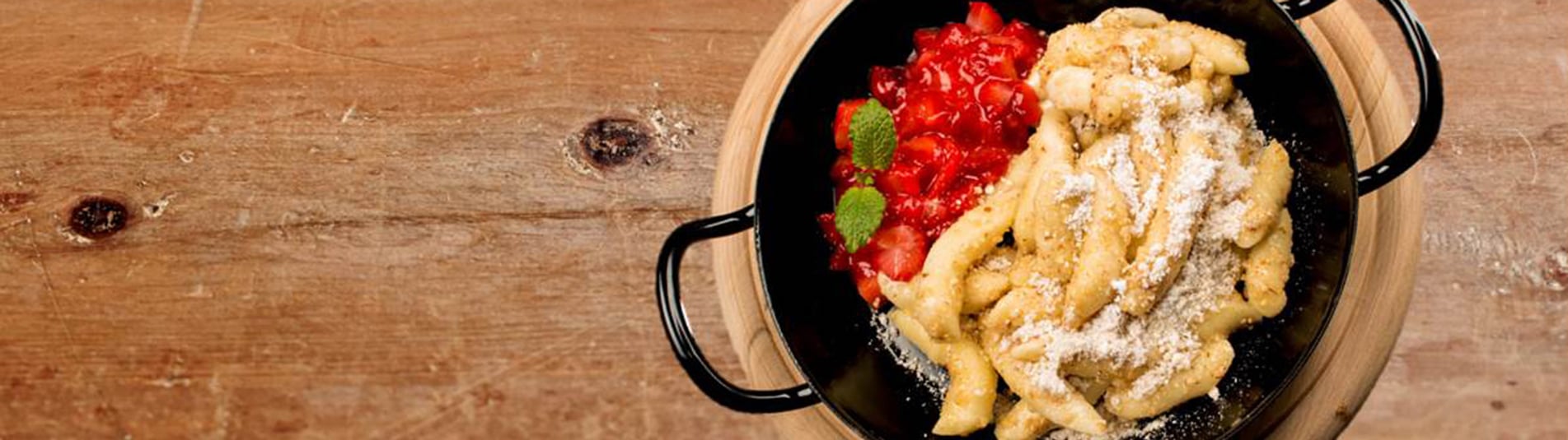 Nussnudeln mit Erdbeer-Ragout