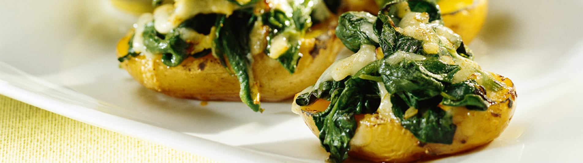 Belegte Ofenkartoffel mit Blattspiat und Käse