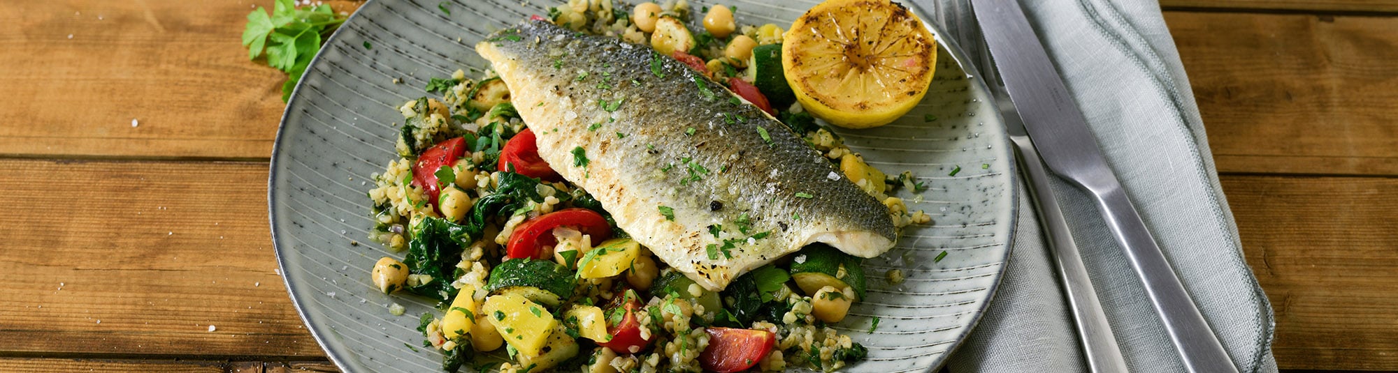 Gebratenes Wolfsbarschfilet mit Ideenküche Zucchini Bulgur | iglo