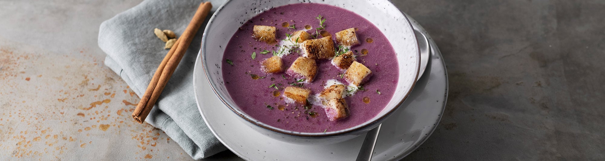 Rotkraut-Orangen-Suppe mit Croutons in Schüssel