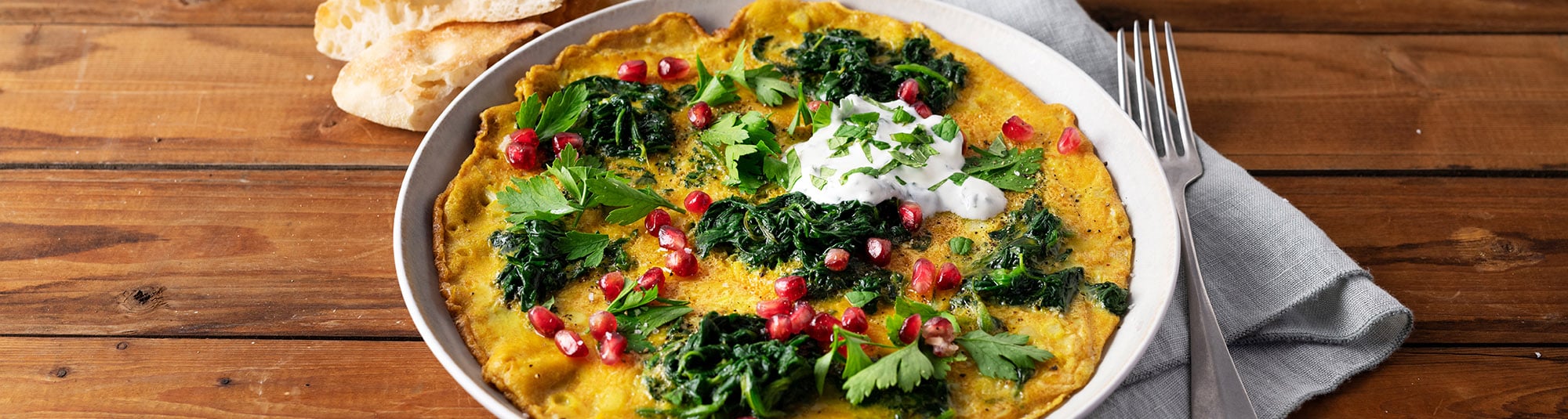 Persisches Spinat-Omelette mit Granatapfelkernen & Minz-Joghurt