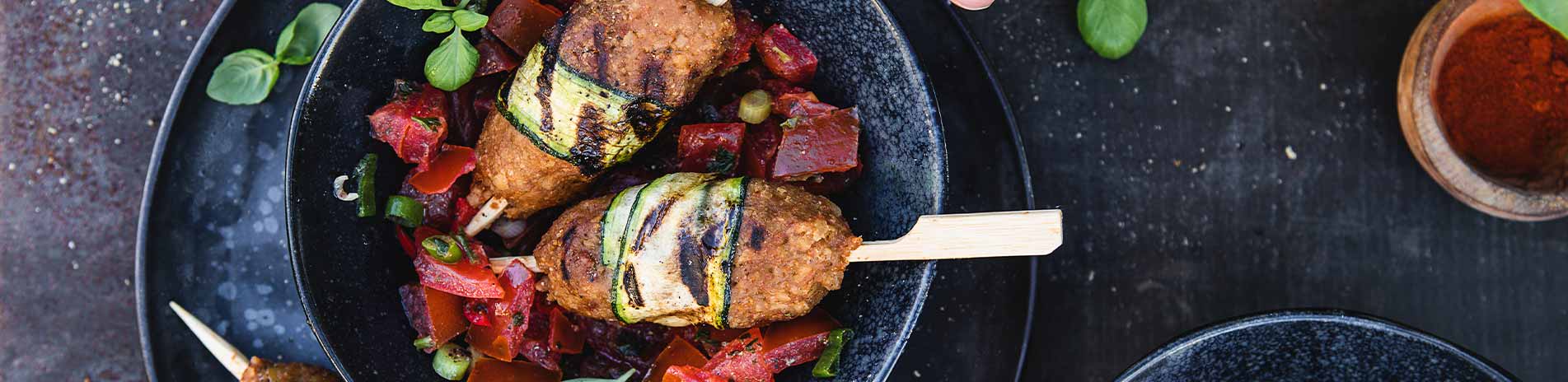 Gegrillte Hackspieße im Zucchinimantel