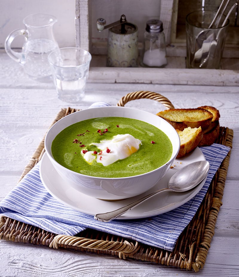 rahm spinat suppe mit pochiertem ei