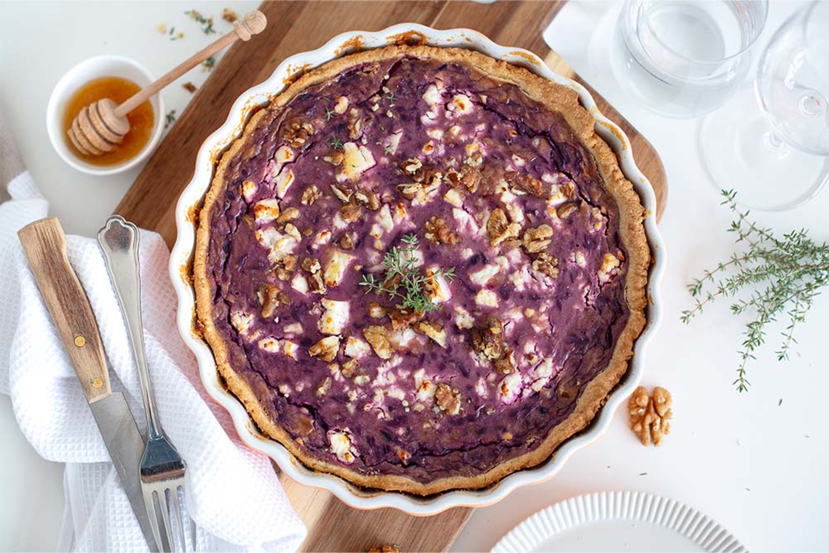 241023_rezeptheader_rotkraut_quiche_mit_feta.jpg