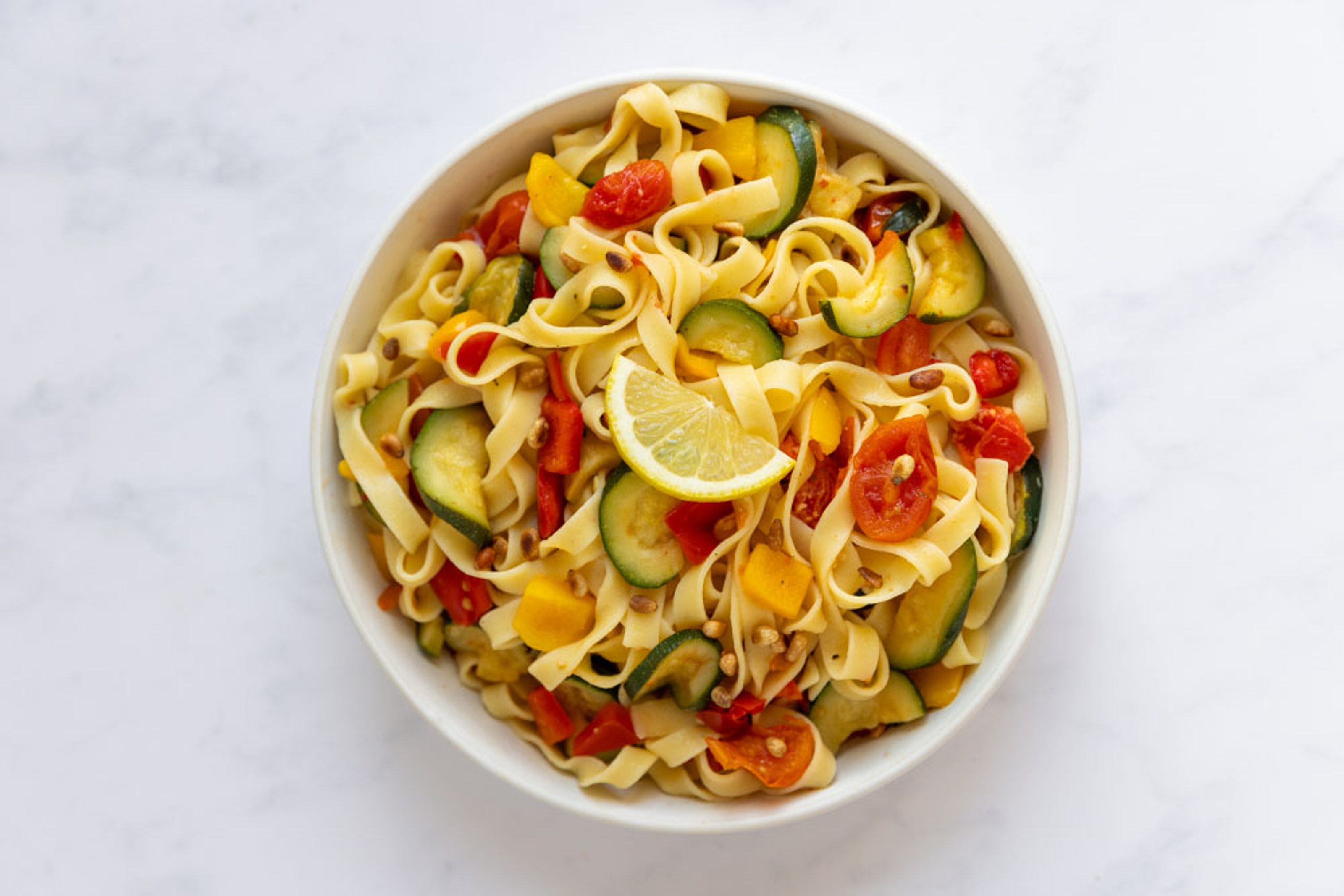 241015_zitronenpasta_mit_italienischem_gemuese_rezeptheader.jpg
