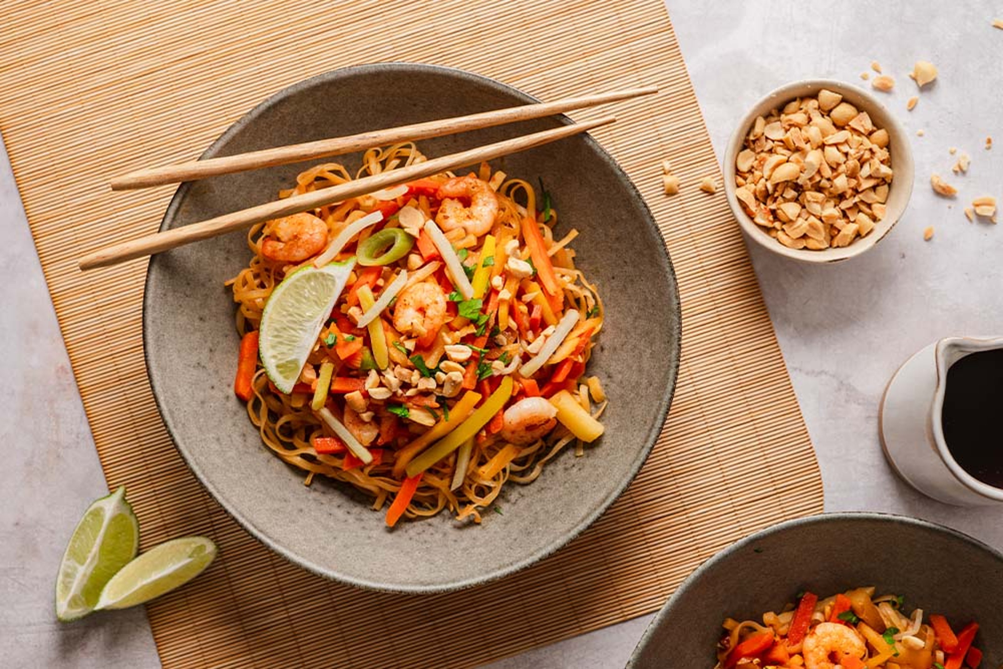 241014_pad_thai_mit_gemuese_und_garnelen_rezeptheader.jpg